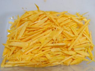 3、南瓜炒米粉,切成细丝