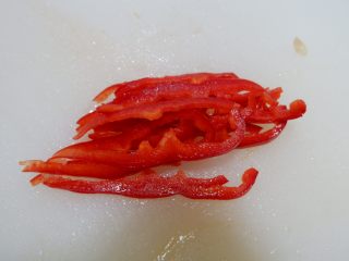 4、南瓜炒米粉,红椒洗净去蒂去籽，切成细丝