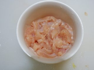 6、南瓜炒米粉,然后加入料酒，生抽，胡椒粉，淀粉抓匀腌制片刻