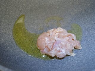 7、南瓜炒米粉,锅中热油，下入鸡肉丝