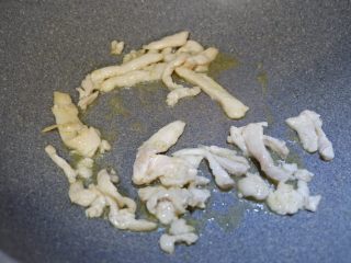 8、南瓜炒米粉,翻炒至断生变色后装出备用