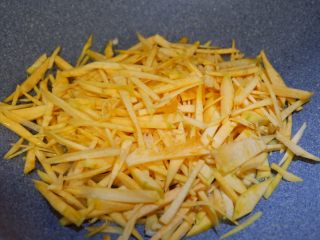 9、南瓜炒米粉,锅中留底油，依次下入南瓜丝