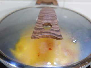 12、南瓜炒米粉,盖上盖子焖煮2分钟