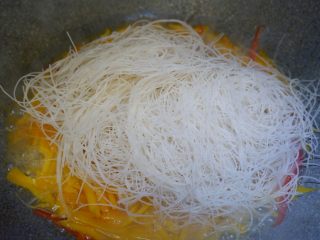 13、南瓜炒米粉,加入米粉和