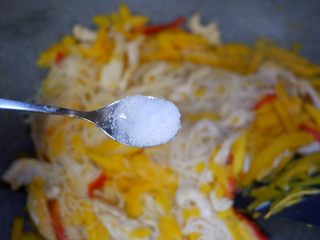 15、南瓜炒米粉,加入少许盐调味~