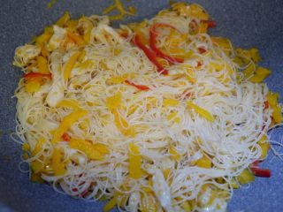 16、南瓜炒米粉,翻炒均匀至熟即可