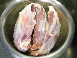 1、酱金钱腱,酱牛肉最好就选择金钱腱。