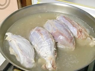 3、酱金钱腱,煮的过程中明显可以看到清水变浑浊。