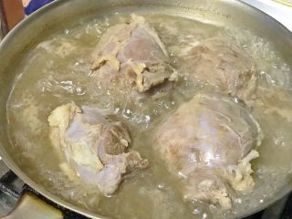 4、酱金钱腱,金钱腱煮到缩小，血水就都煮出来了。