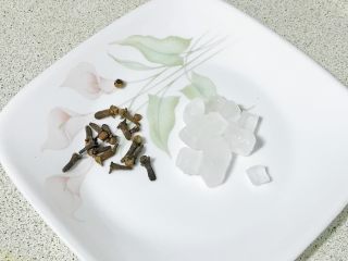 6、酱金钱腱,取来准备好的冰糖和丁香。