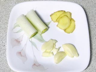9、酱金钱腱,葱段，姜片，蒜瓣。