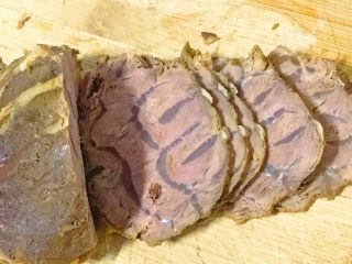 15、酱金钱腱,金钱腱酱好了，凉透了才切片，切出来的片才光滑。