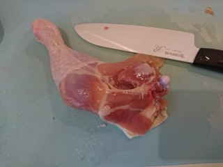 1、迷迭香烤雞腿,雞腿去骨預備備!✊