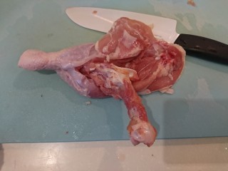 2、迷迭香烤雞腿,刀尖順著骨頭的走向劃開,再用廚房剪刀將骨頭跟肉分開!