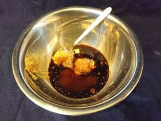 6、迷迭香烤雞腿,全部照分量放進碗裡,調勻。