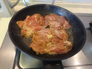 13、迷迭香烤雞腿,放好後,轉中火加熱,表皮煎至金黃就可準備進烤箱了!