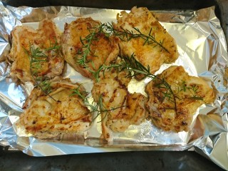 14、迷迭香烤雞腿,將煎好的雞腿肉皮朝上,放入烤盤,迷迭香擺上