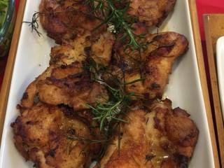 15、迷迭香烤雞腿,盤子不夠用,只能裝在一起,如果你的盤子很多,一人一盤會很棒哦!