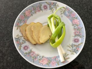 4、肇实灵芝片煲肉骨汤,再准备生姜和葱，