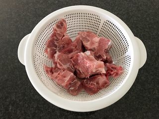 5、肇实灵芝片煲肉骨汤,然后沥干水分，同时再煮开水，