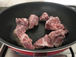 6、肇实灵芝片煲肉骨汤,开大火把肉骨加进来煸炒，