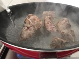 8、肇实灵芝片煲肉骨汤,再将开水加进来，