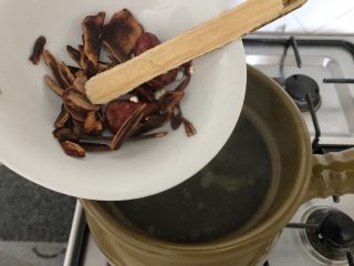 12、肇实灵芝片煲肉骨汤,药材沥干水也加进来，