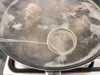 10、肇实灵芝片煲肉骨汤,撇去浮沫，