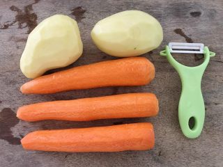 14、肇实灵芝片煲肉骨汤,在煲汤的同时，我们再准备胡萝卜和土豆，将胡萝卜和土豆去皮，