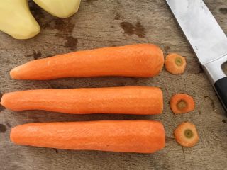 15、肇实灵芝片煲肉骨汤,再把胡萝卜的根部切掉，