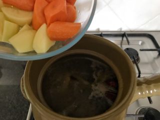 19、肇实灵芝片煲肉骨汤,当汤锅煮有1个多小时后，把胡萝卜和土豆加进来，再继续煲上30分钟，