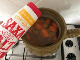 20、肇实灵芝片煲肉骨汤,最后添加少许盐，搅拌一下就可以关火了。