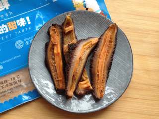 1、虫草花拌红极参,冰冻的红极参放在室温解冻