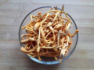 2、虫草花拌红极参,将虫草花洗净备用