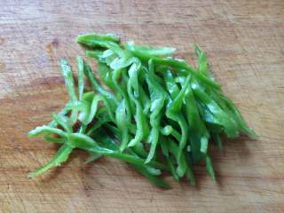 3、虫草花拌红极参,青椒洗净去籽切丝