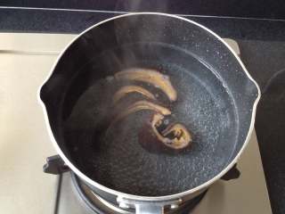 4、虫草花拌红极参,红极参用开水略焯烫一下捞出后过凉