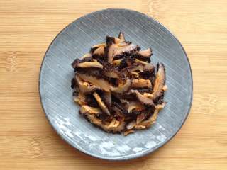 5、虫草花拌红极参,挤出多余的水分后切片