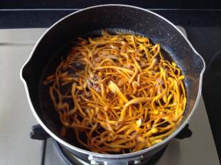 6、虫草花拌红极参,虫草花放入开水中煮约3分钟左右捞出过凉