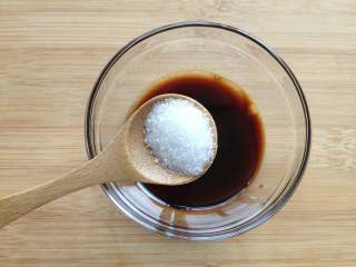 8、虫草花拌红极参,制作调料汁：小碗中放入味极鲜酱油、陈醋、糖、香油、盐搅拌均匀