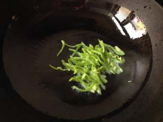 10、虫草花拌红极参,将油烧热，放入青椒丝快速翻炒几秒关火盛出