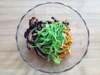 11、虫草花拌红极参,将处理好的虫草花、红极参、青椒丝放在一起