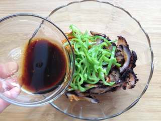 12、虫草花拌红极参,倒入调料汁