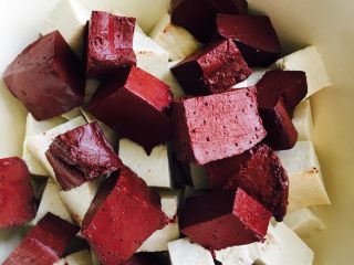 1、猪血豆腐,先将豆腐猪血洗净切大小合适的块