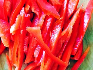 4、猪血豆腐,尖辣椒切丝