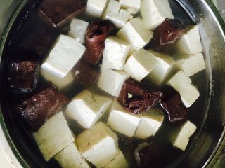 5、猪血豆腐,水开放入豆腐猪血块儿煮五分钟左右