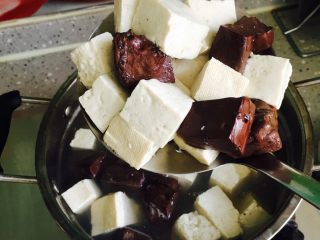 6、猪血豆腐,捞出控水