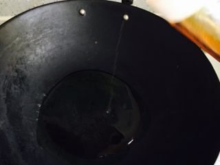 7、猪血豆腐,炒锅烧热放入食用油