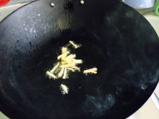 8、猪血豆腐,放姜丝爆香