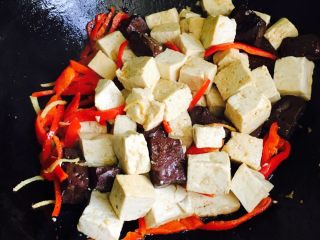 11、猪血豆腐,放入盐、十三香翻炒均匀