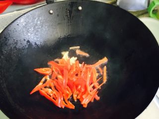 9、猪血豆腐,放入尖辣椒